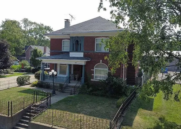 The Lamp Post Manor 5br Historic Gem In * Danville
