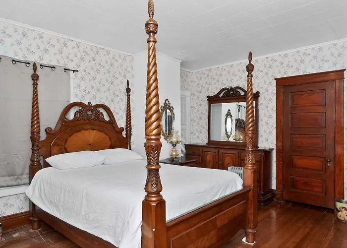 The Lamp Post Manor 5br Historic Gem In Holiday home *