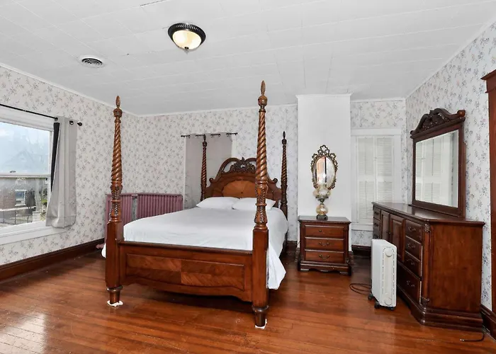 The Lamp Post Manor 5br Historic Gem In Holiday home *