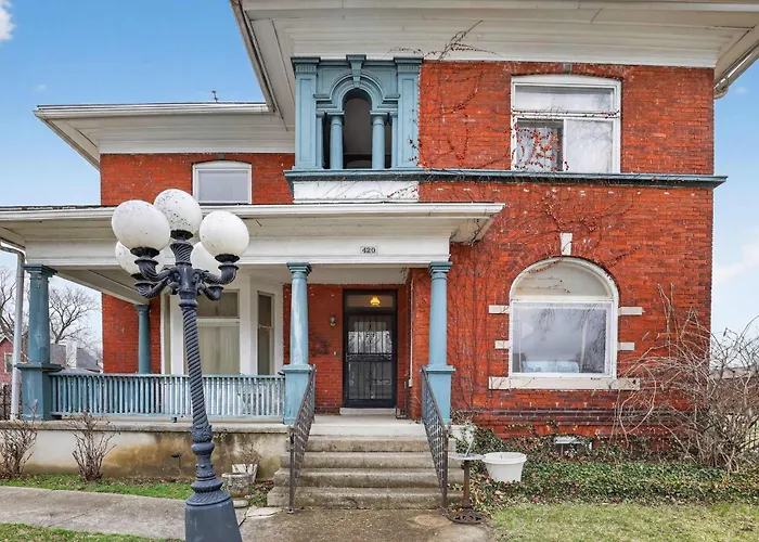 The Lamp Post Manor 5br Historic Gem In