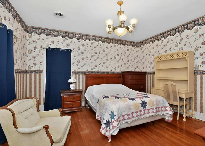 The Lamp Post Manor 5br Historic Gem In * Danville