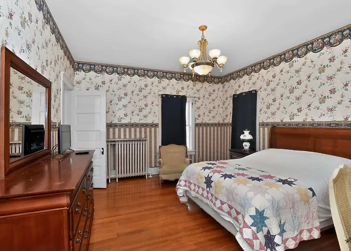 The Lamp Post Manor 5br Historic Gem In Danville