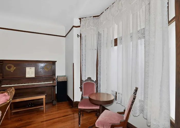 The Lamp Post Manor 5br Historic Gem In *