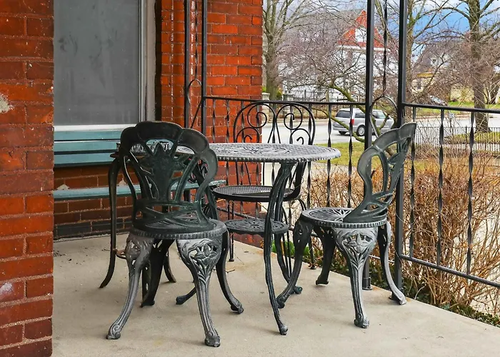 The Lamp Post Manor 5br Historic Gem In