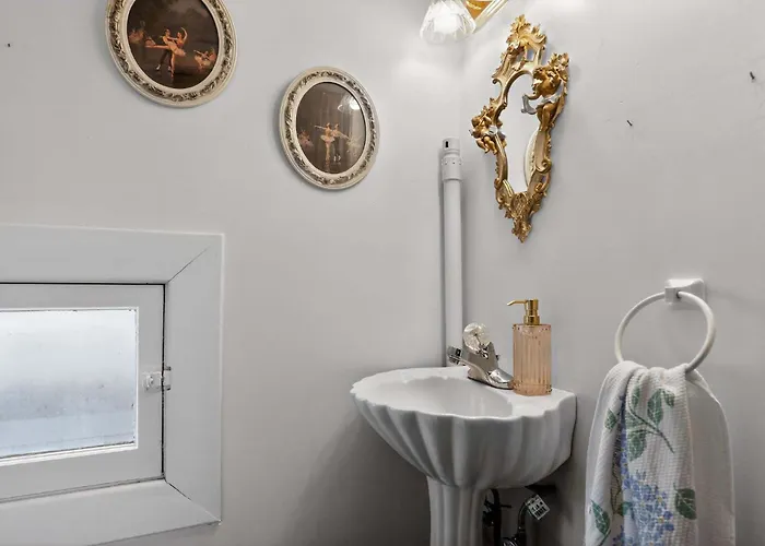The Lamp Post Manor 5br Historic Gem In Holiday home