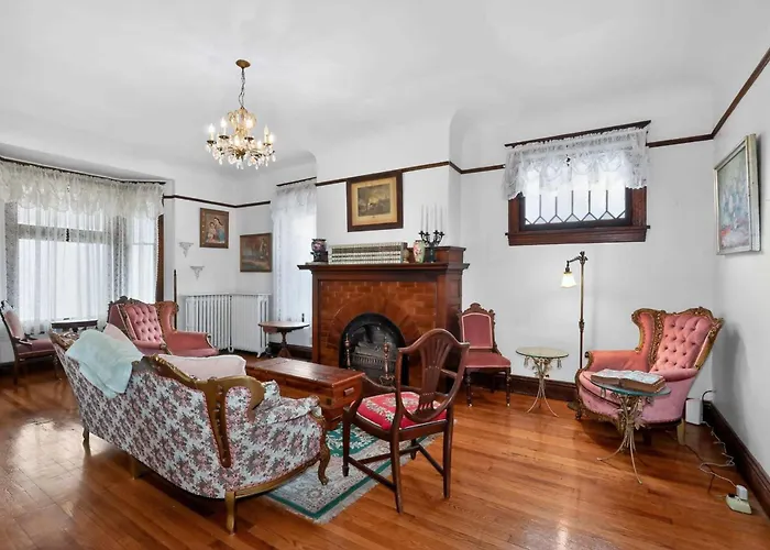 The Lamp Post Manor 5br Historic Gem In *