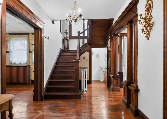 The Lamp Post Manor 5br Historic Gem In * Danville