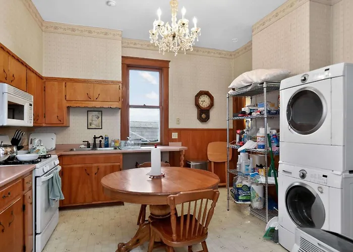 The Lamp Post Manor 5br Historic Gem In Holiday home