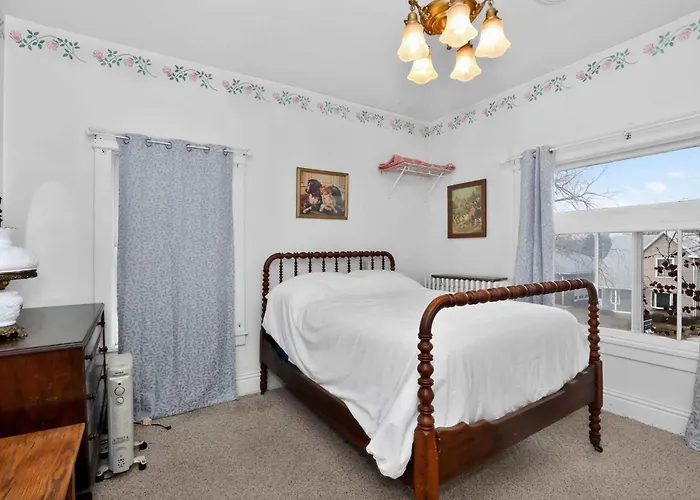 The Lamp Post Manor 5br Historic Gem In * Danville