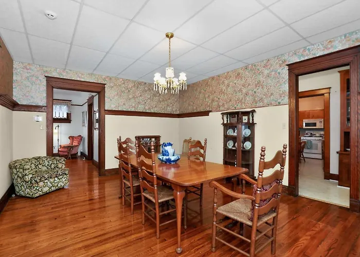 Holiday home The Lamp Post Manor 5br Historic Gem In Danville