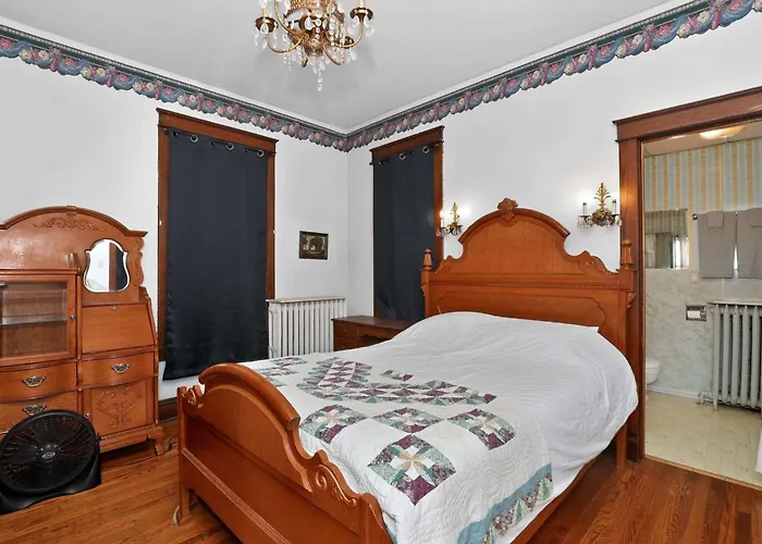 Holiday home The Lamp Post Manor 5br Historic Gem In