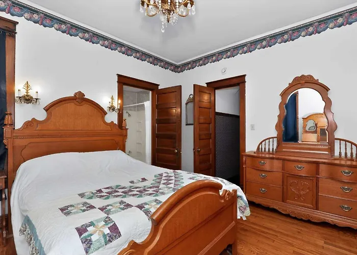 The Lamp Post Manor 5br Historic Gem In